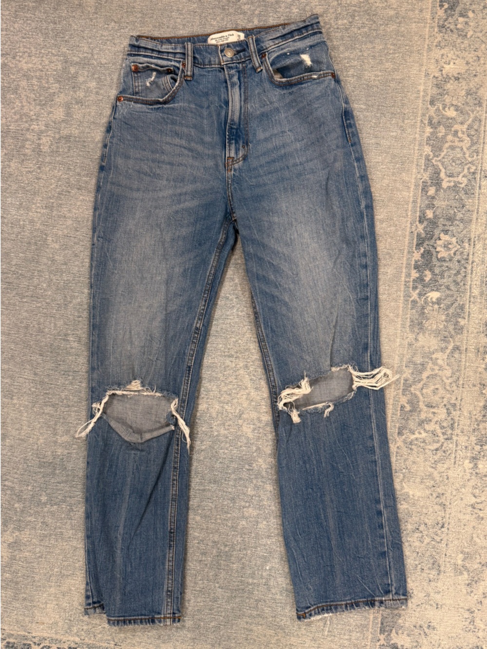 26 A&F ANKLE STRAIGHT ULTRA HIGH RISE JEANA